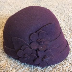 Felt hat w flowers